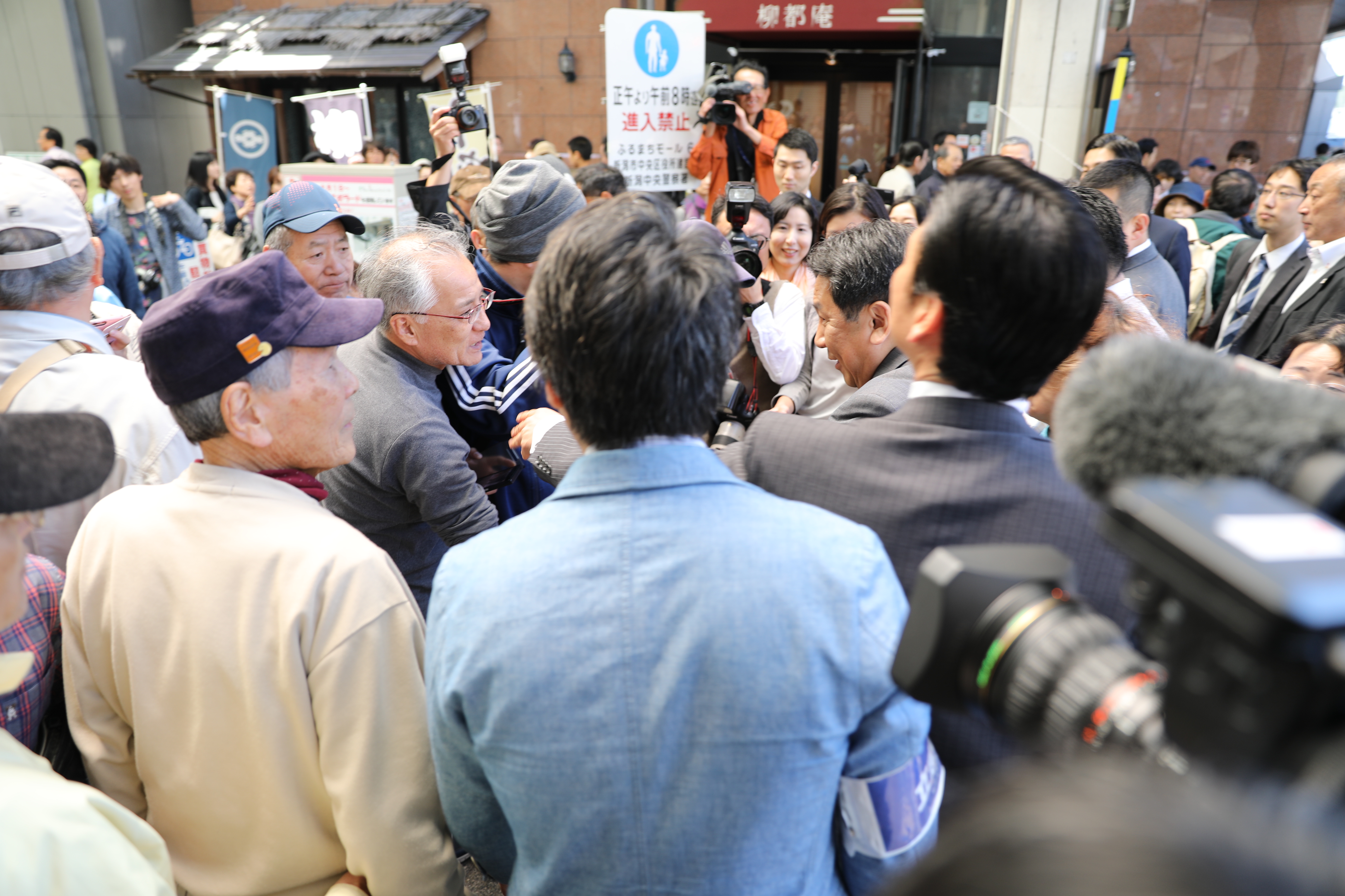 街頭演説終了後、声援に握手で応える枝野代表