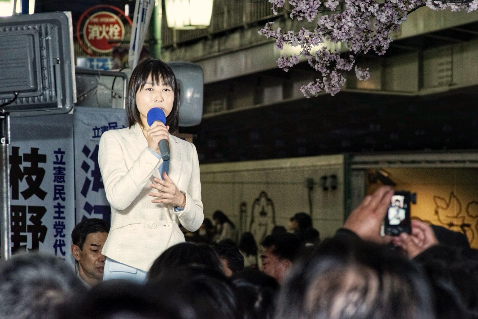 女性議員を増やしていくことが必要だと訴える塩村支部長