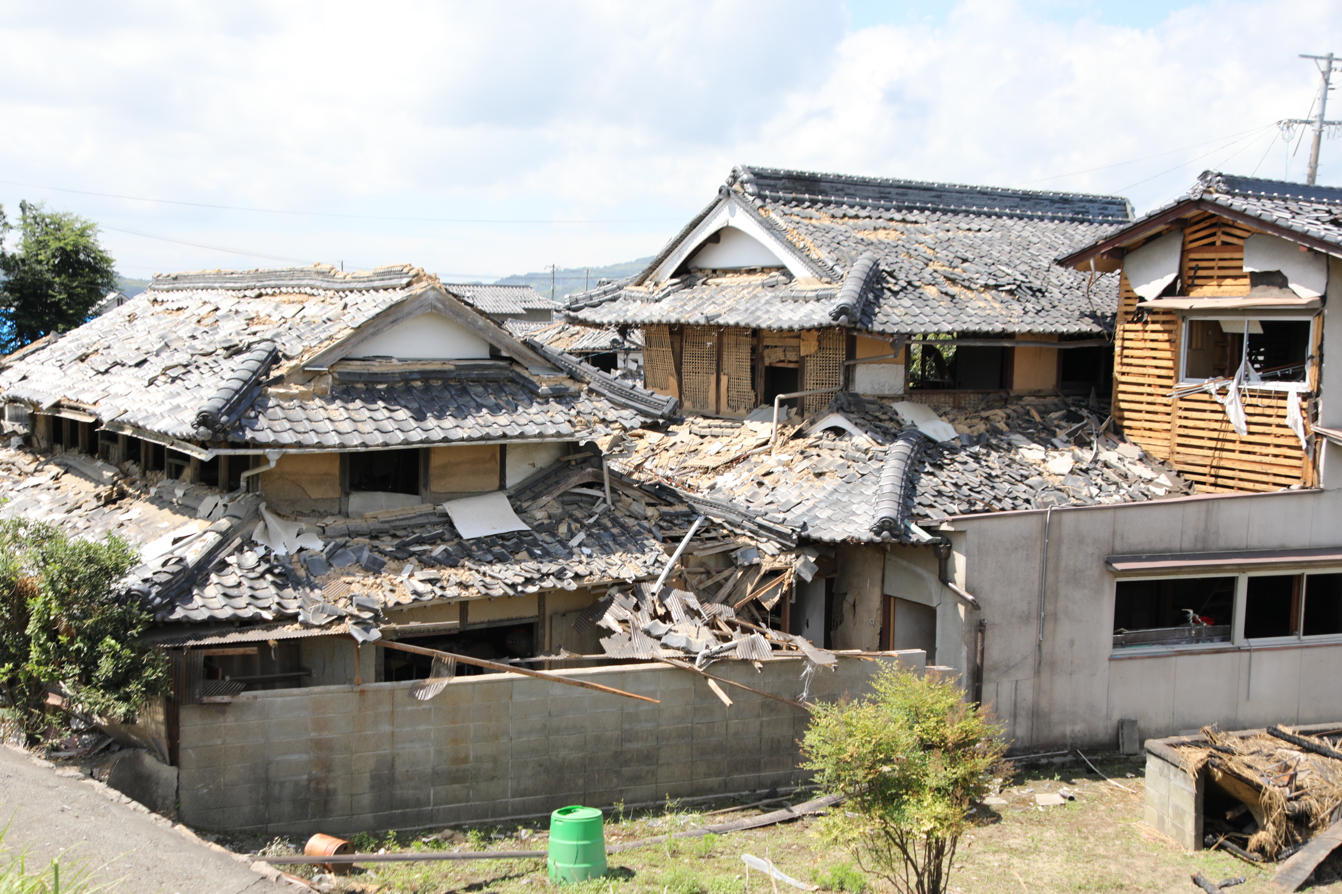 工場からの爆風で屋根や壁が崩れてしまった住宅