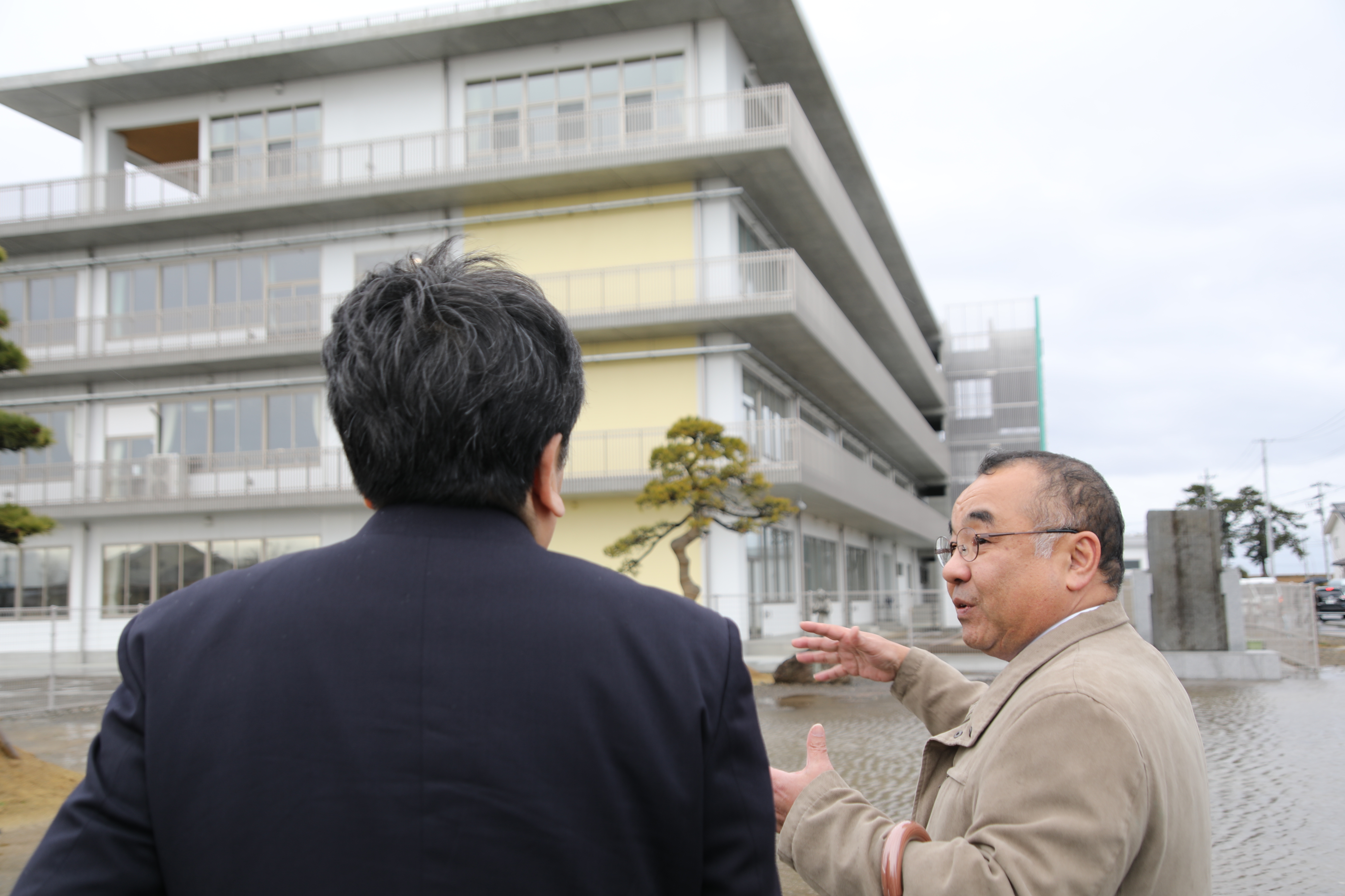 八森校長の話を聞く枝野代表