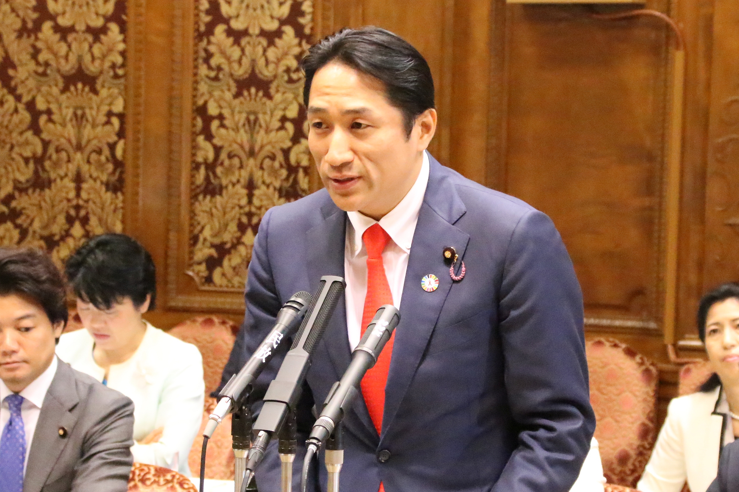 集中審議で質問する川田議員