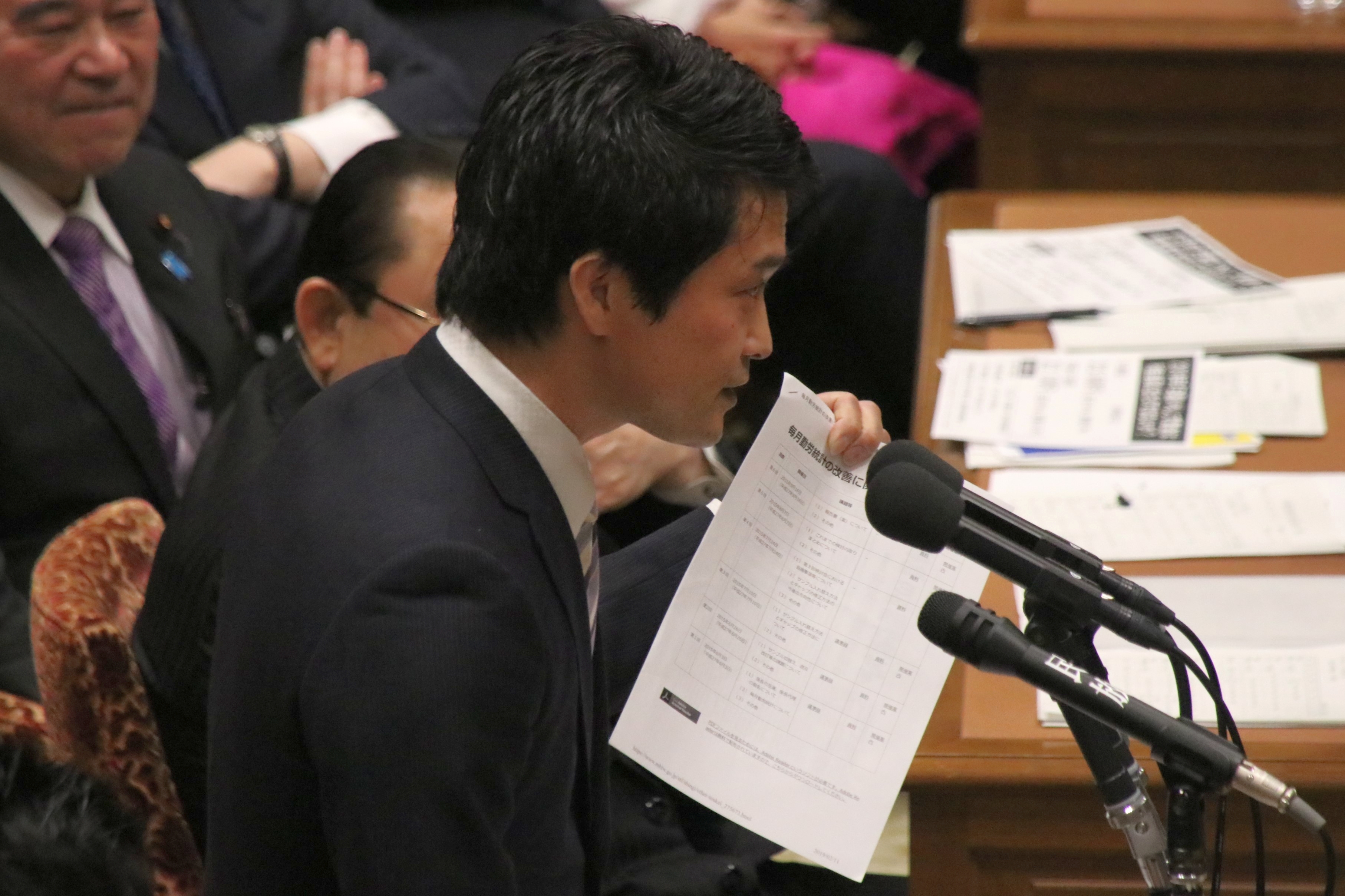 質問をする小川議員