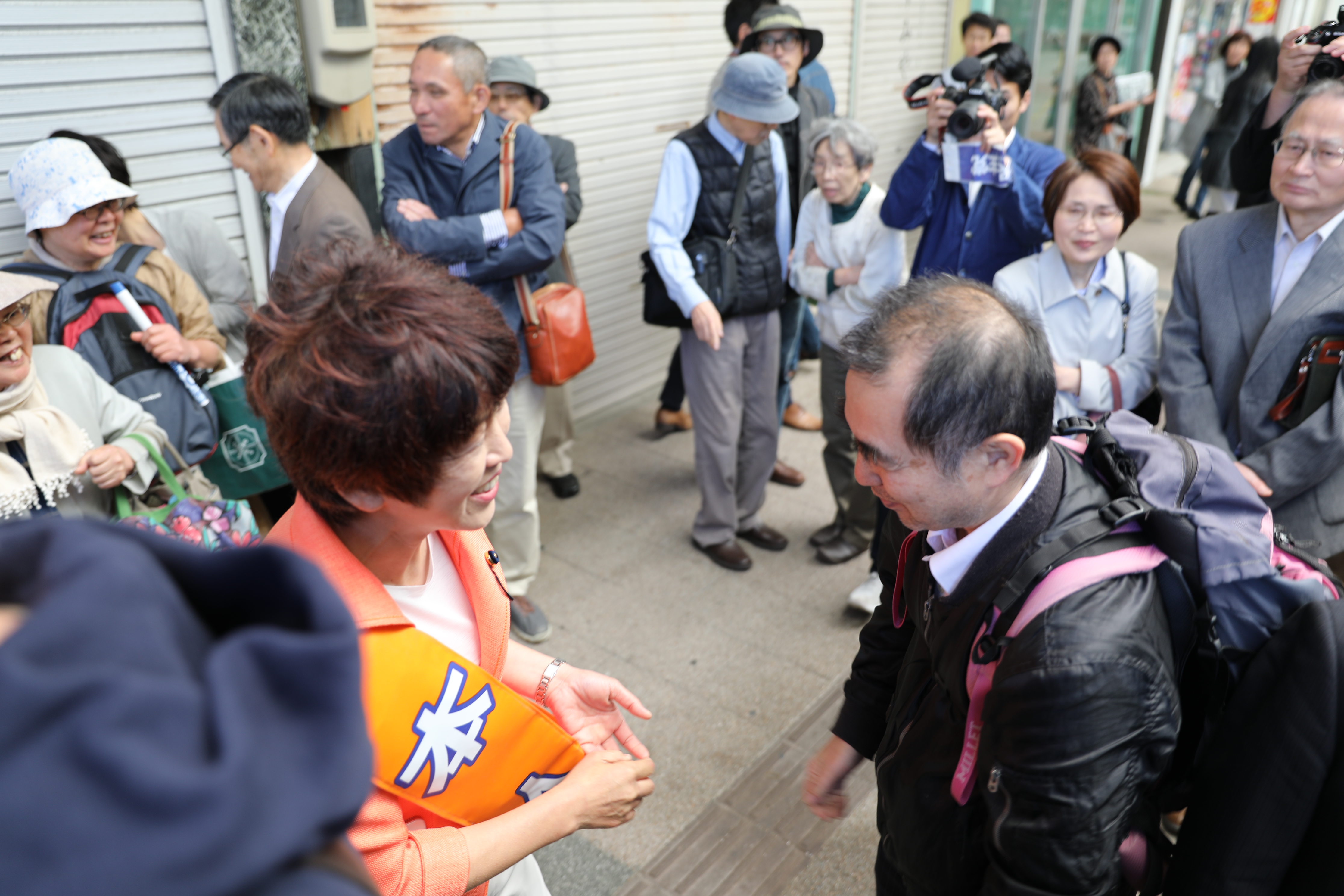 街頭演説修了後に話をする池田県議