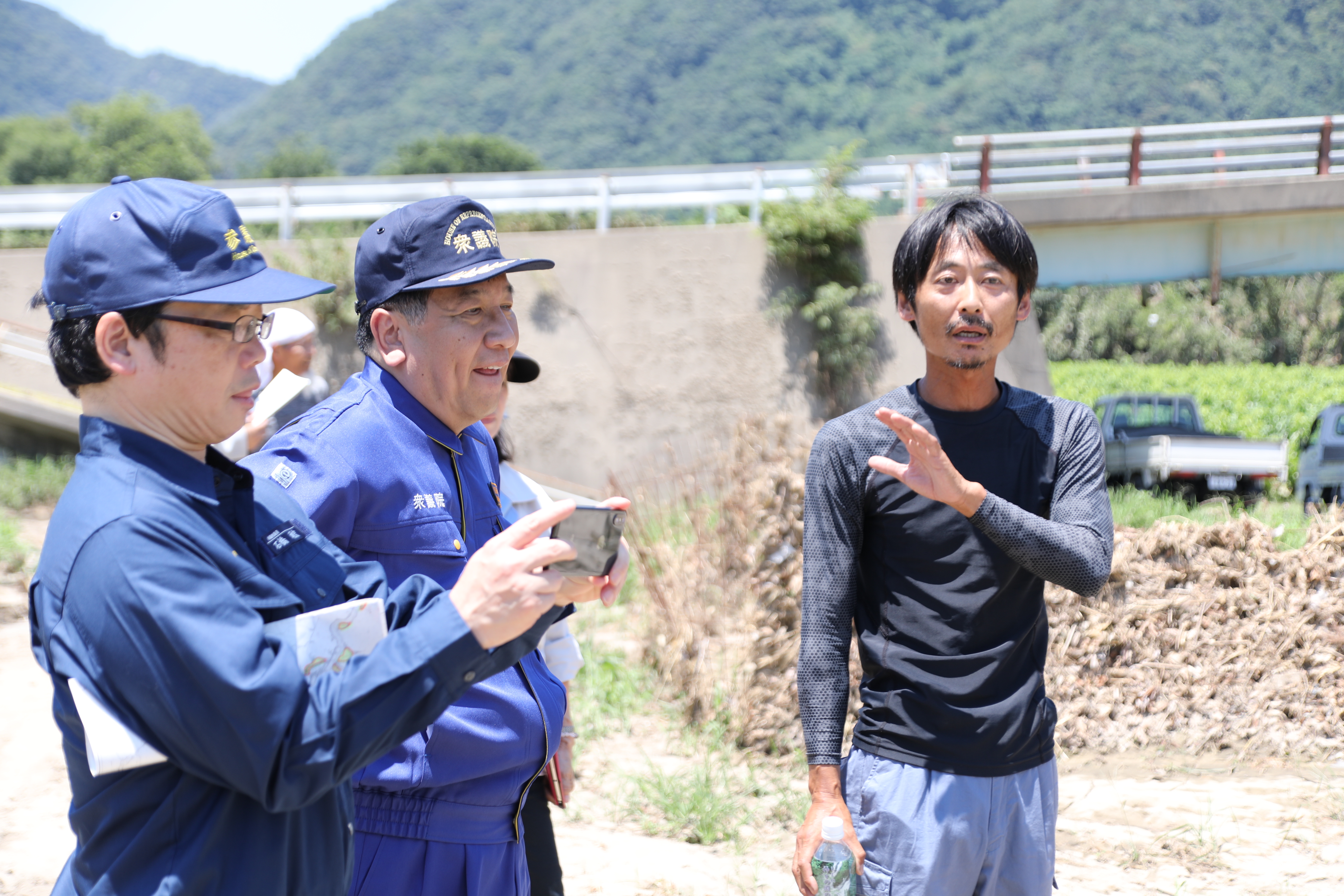 被害に遭った畑で説明を受ける枝野代表ら