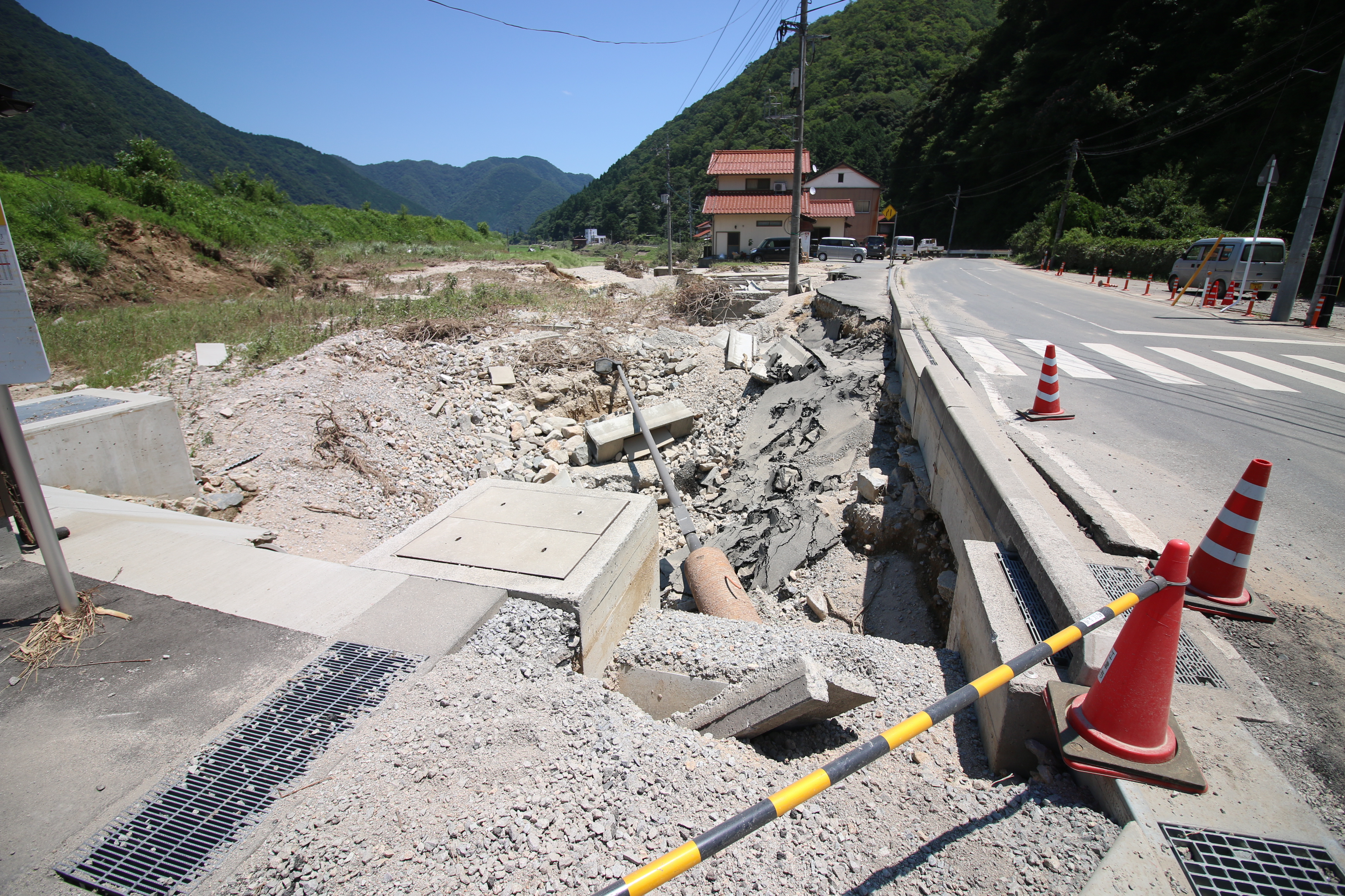 崩れ落ちた歩道と側溝