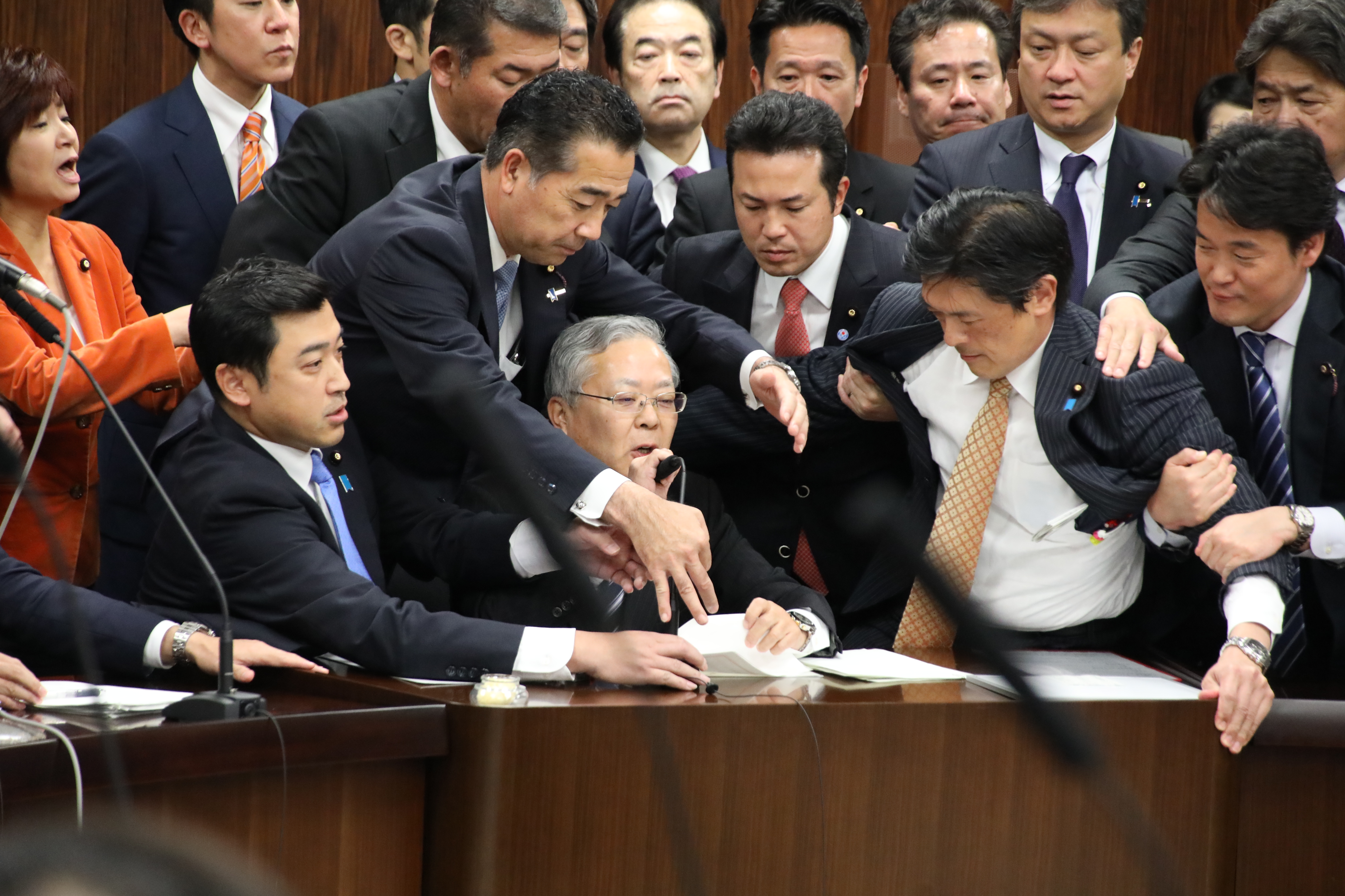 再開された法務委員会の様子