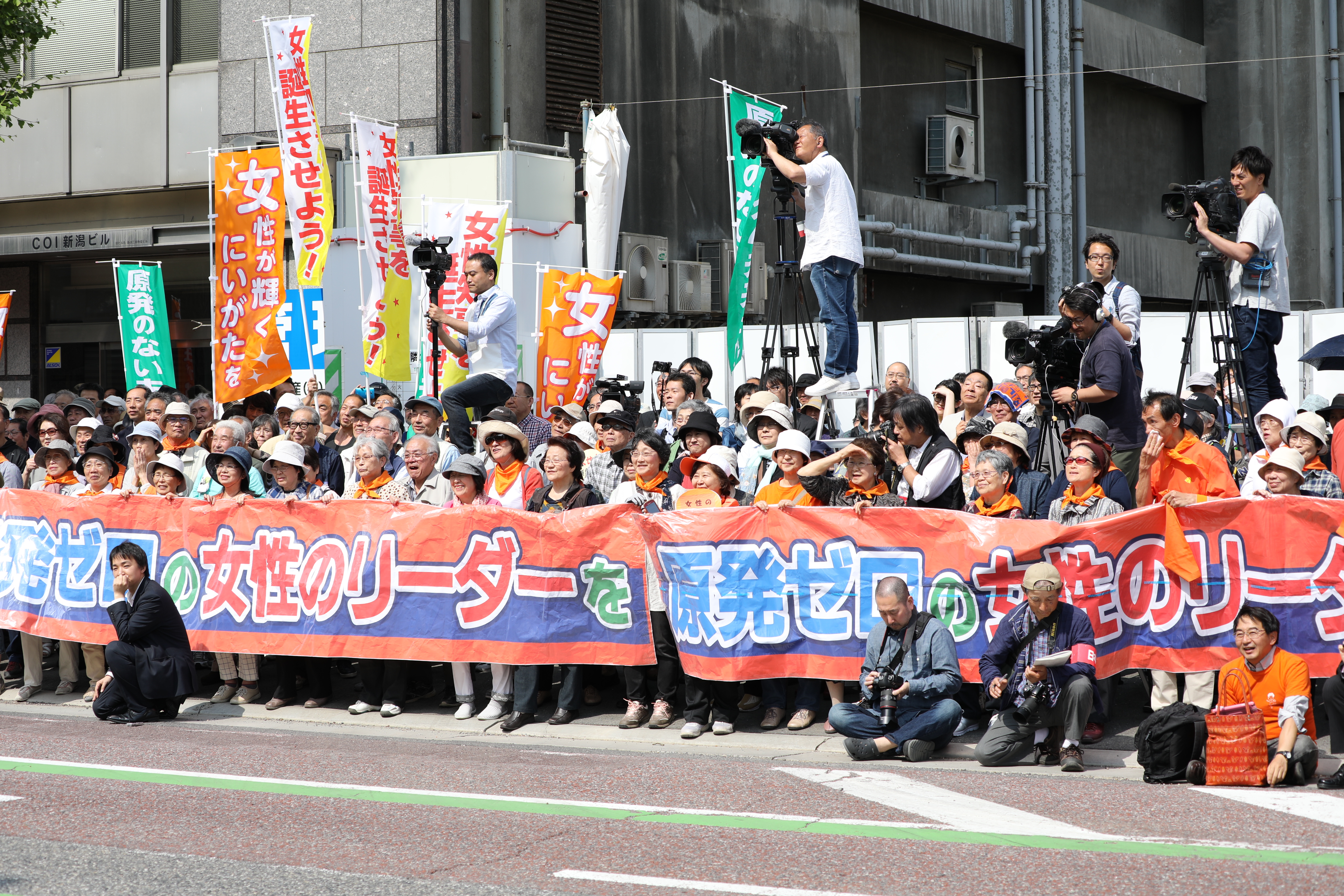 新潟駅前での街頭演説の様子